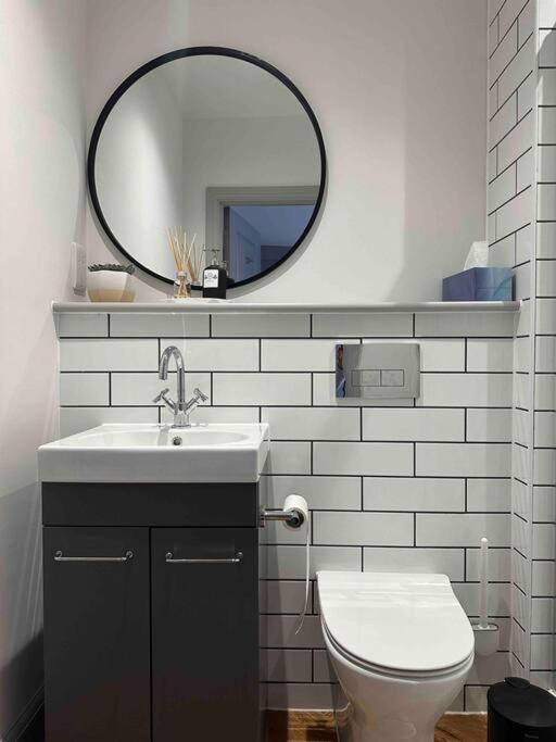 Haus Of Sulis, City Centre Apartment With Lift Access Bath Exterior photo